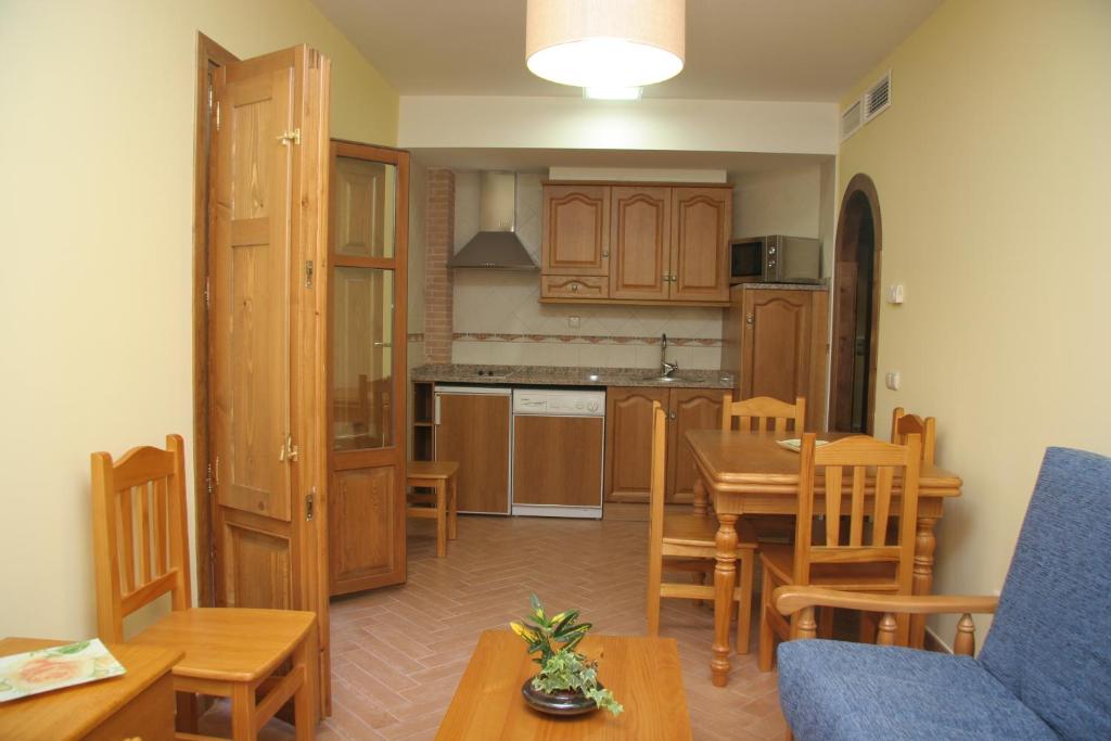 a kitchen and dining room with a table and chairs at Apartamentos Cañones de Guara y Formiga in Panzano