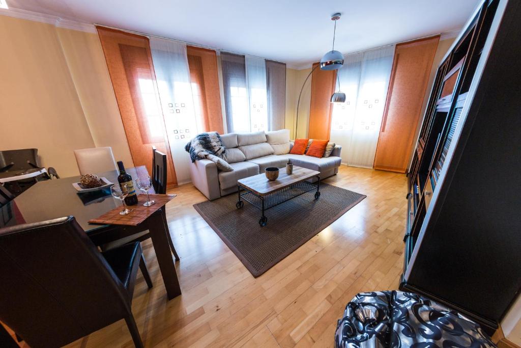 A seating area at Apartamento San Juan de los Reyes