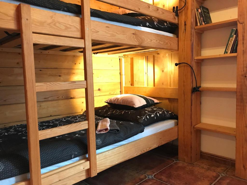 Postel nebo postele na pokoji v ubytování Rustikální Apartmán v srdci Šumavy