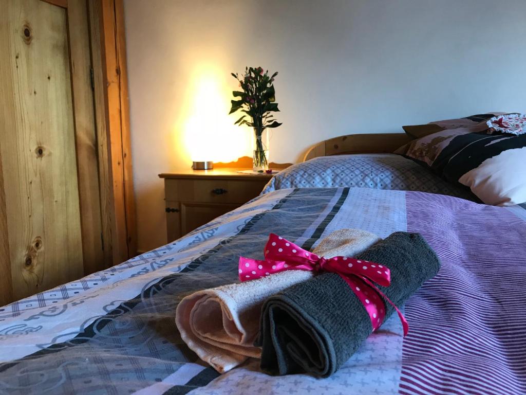 Postel nebo postele na pokoji v ubytování Rustikální Apartmán v srdci Šumavy