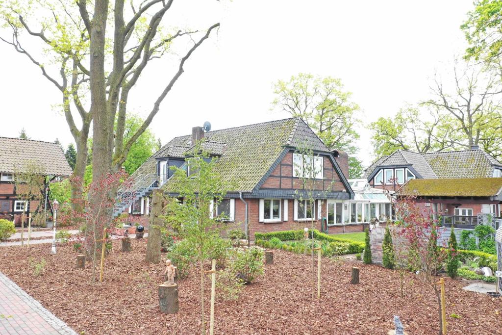 une maison avec un jardin en face dans l'établissement Ferienwohnung Heide, à Scheeßel