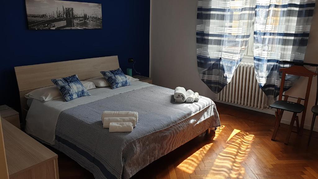 um quarto com uma cama grande e paredes azuis em cesena3 plus em Milão