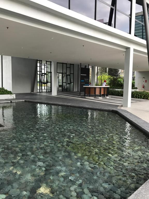 une piscine d'eau en face d'un bâtiment dans l'établissement Hyve Soho Family Resort Suites, à Cyberjaya