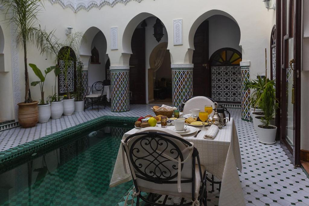 Bazén v ubytování Riad Maison Belbaraka nebo v jeho okolí