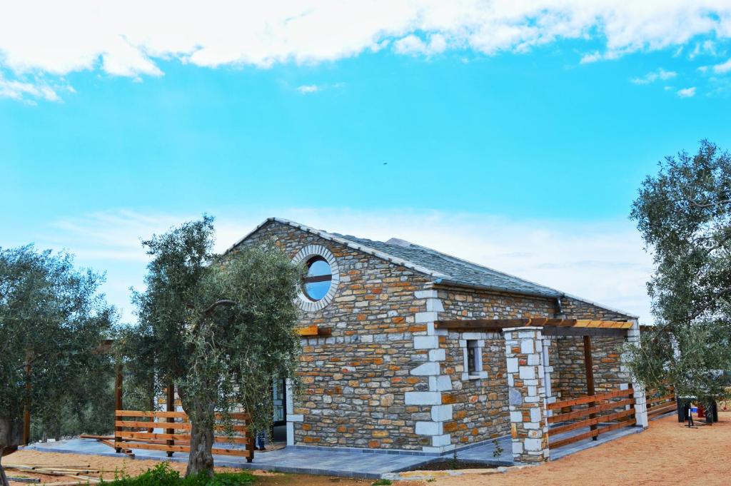 una vieja iglesia de ladrillo con un árbol delante de él en Luminous Sky Appartments, en Astris