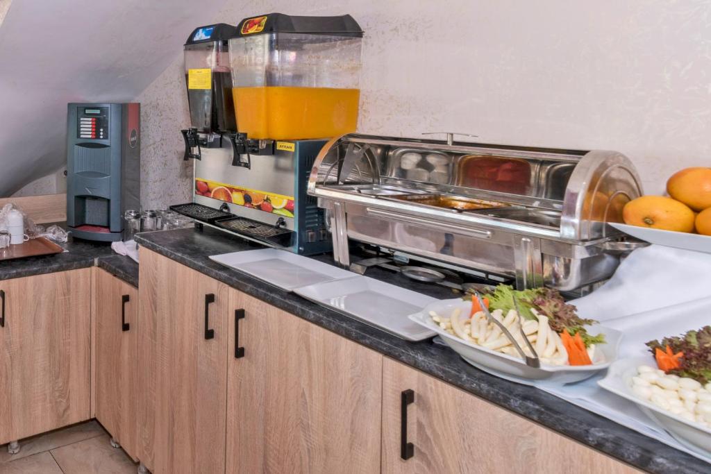 Kuchyň nebo kuchyňský kout v ubytování Cihangir Palace Hotel