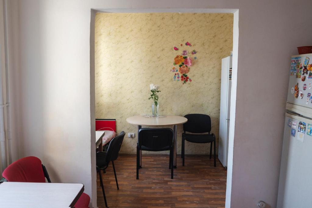 een eetkamer met een tafel en stoelen bij Panorama-hostel in Kiev