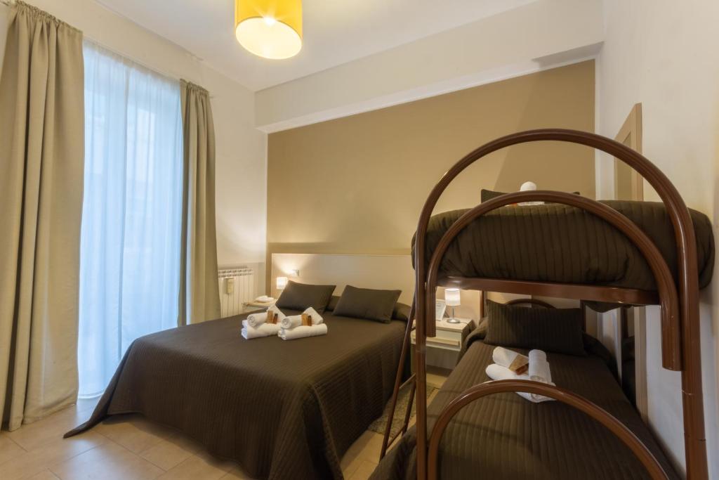 Łóżko lub łóżka w pokoju w obiekcie B&B Cairoli