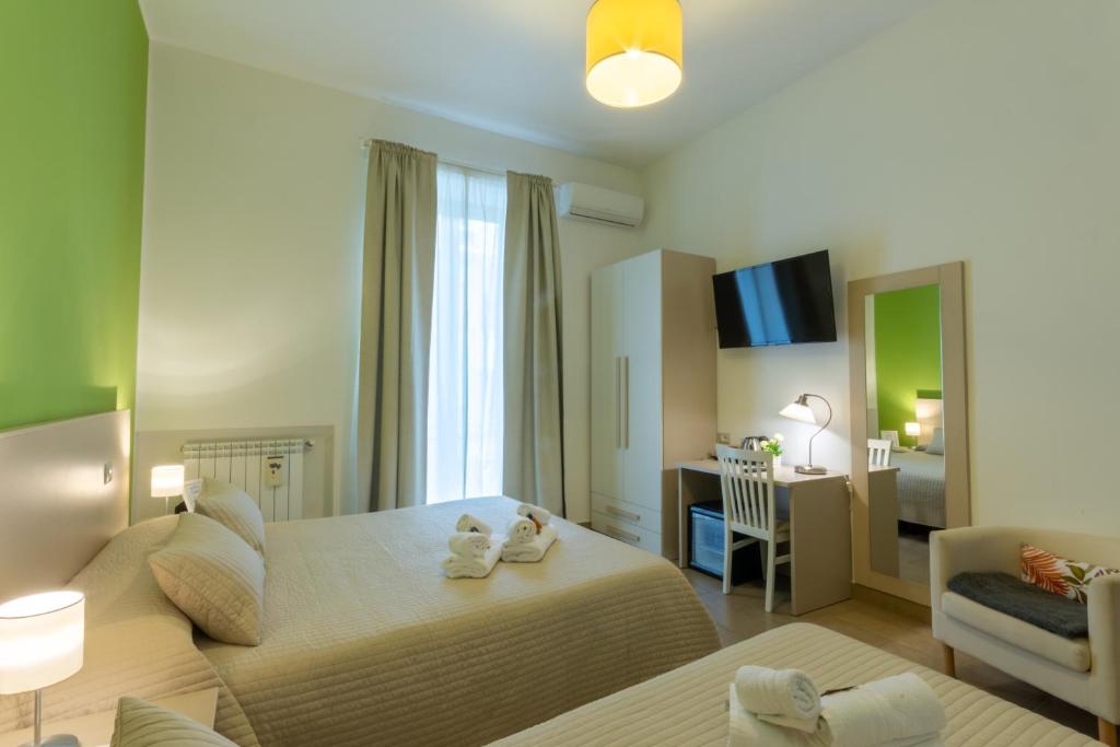 sypialnia z łóżkiem i salonem w obiekcie B&B Cairoli w mieście Mesyna