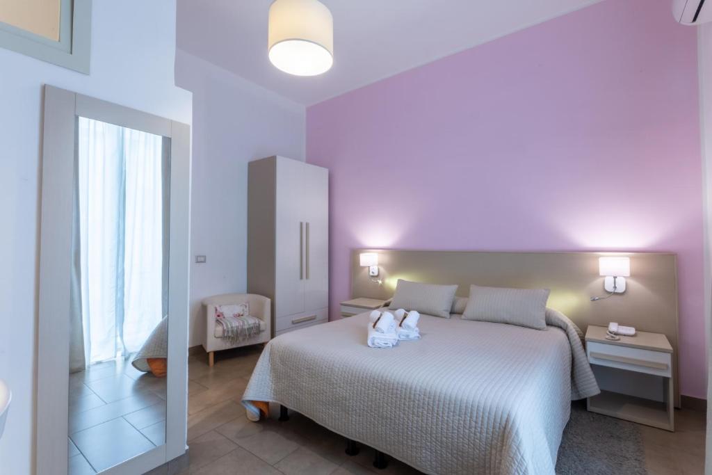 Łóżko lub łóżka w pokoju w obiekcie B&B Cairoli