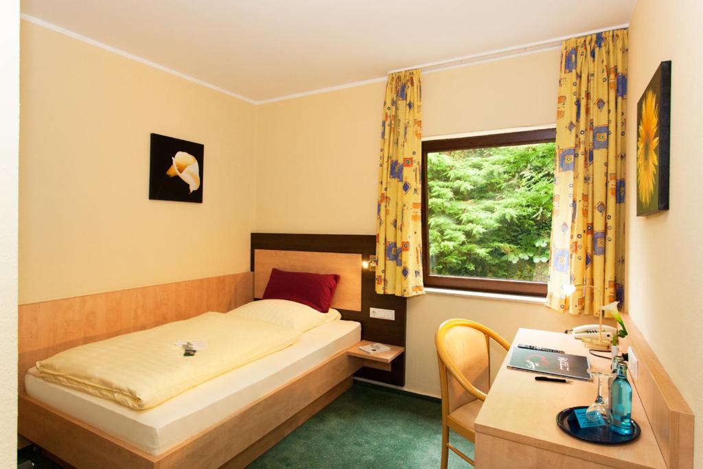 Giường trong phòng chung tại Hotel Waldesruh