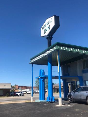 a gas station with a sign on top of it at Seminole Inn in Donalsonville