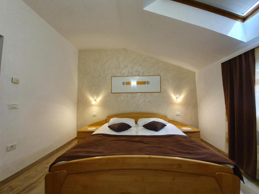 1 dormitorio con 1 cama con 2 almohadas en Restaurant and rooms Kotlar en Kobarid