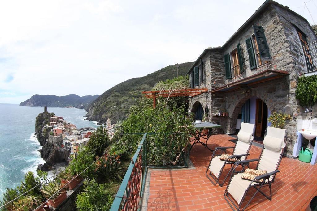 a balcony of a house with a view of the ocean at villa eolo in Vernazza