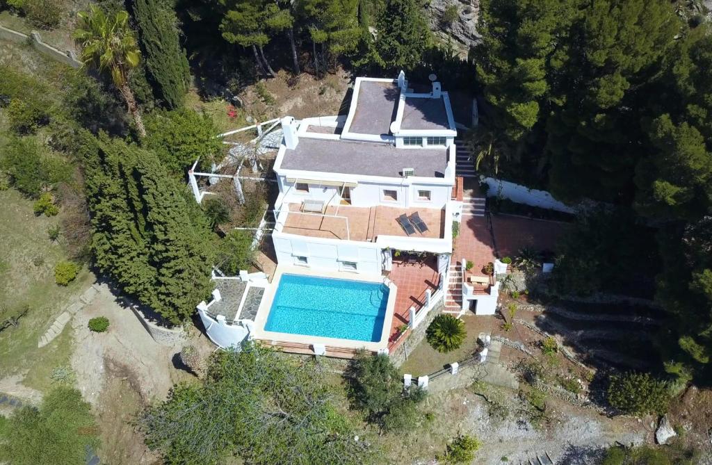 uma vista aérea de uma casa com piscina em Casa Limón, Alpujarra em Órgiva