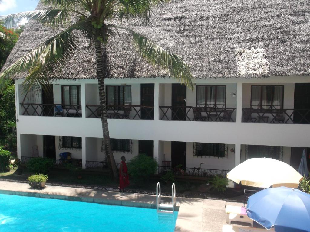 una vista del hotel desde la piscina en Papillon Garden Bar Villas, en Bamburi