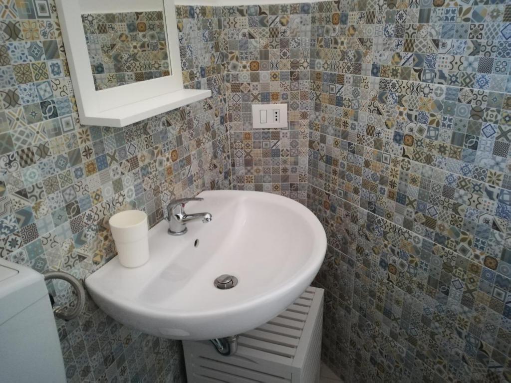 A bathroom at Casa degli Avi,da zio Nino nel Borgo Marinaro