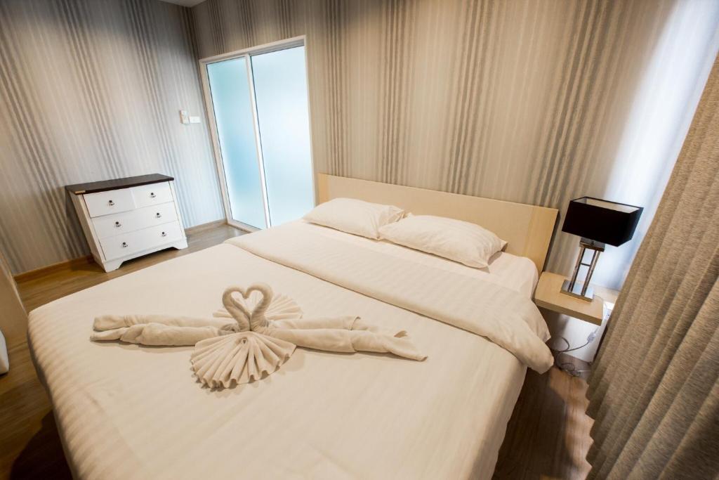 Postel nebo postele na pokoji v ubytování Aonang Ocean View Studio ( The Sea Condo )