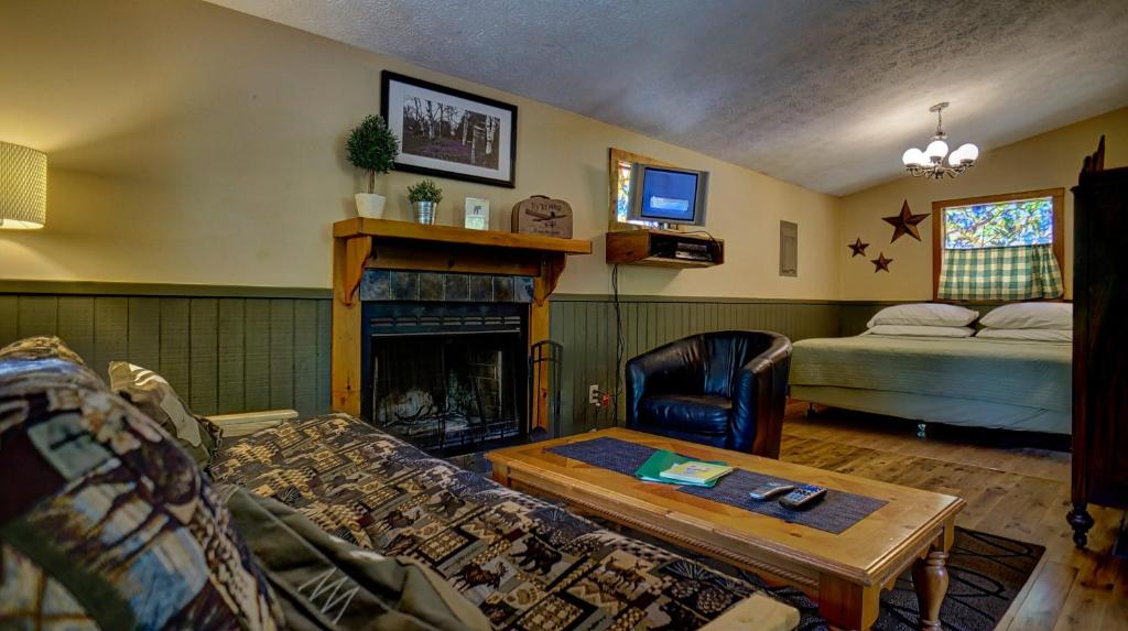 een woonkamer met een bank en een open haard bij Paradise Hills, Winery Resort & Spa in Blairsville