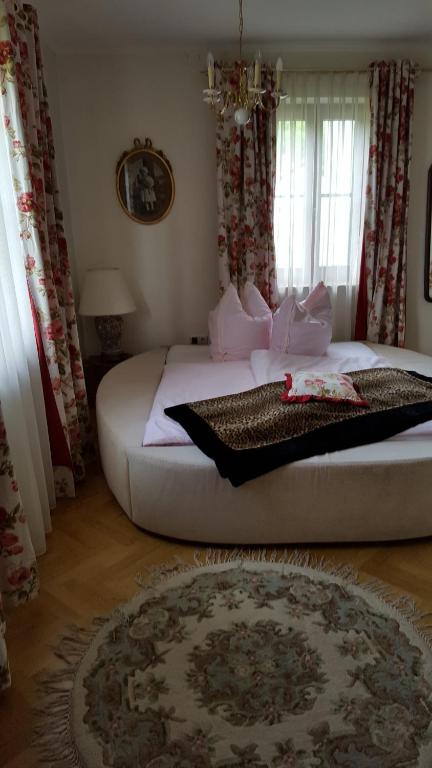 Postel nebo postele na pokoji v ubytování Villa Stephanie Ehrenhausen App.Maximilian