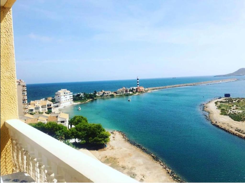 een balkon met uitzicht op de oceaan bij Mar Menor, La Manga Strip/Best view + Pool in San Blas