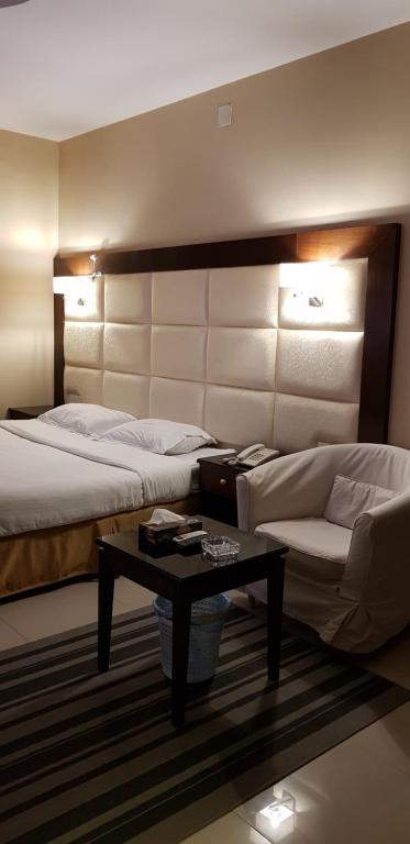 Postel nebo postele na pokoji v ubytování Nuzul Altoot Serviced Apartments