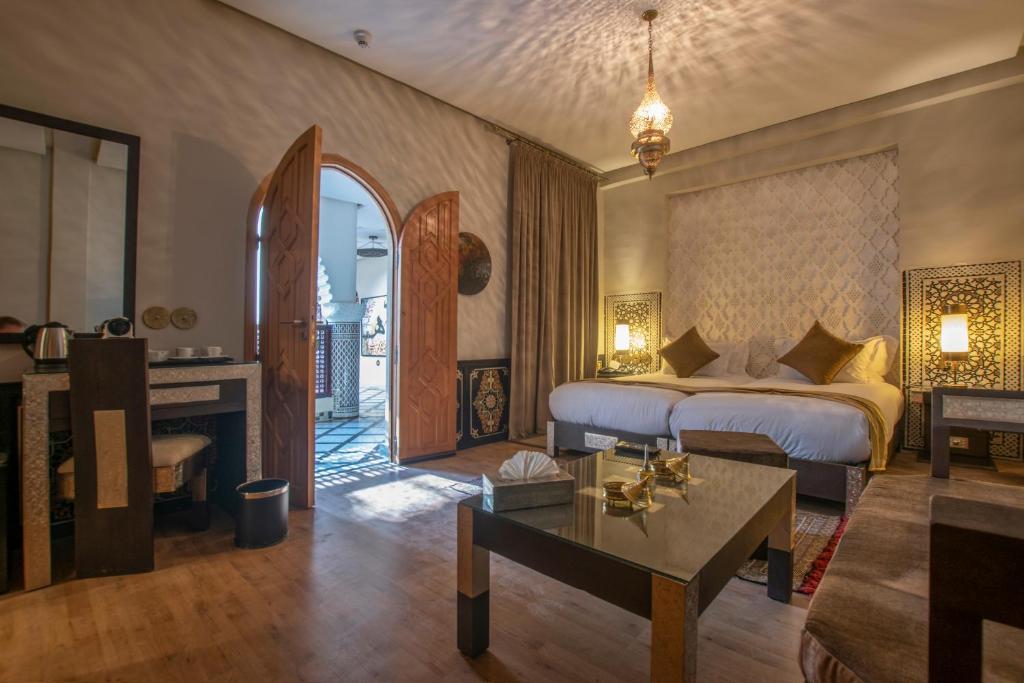 Postel nebo postele na pokoji v ubytování Palais Dar Si Aissa ALL-SUITES