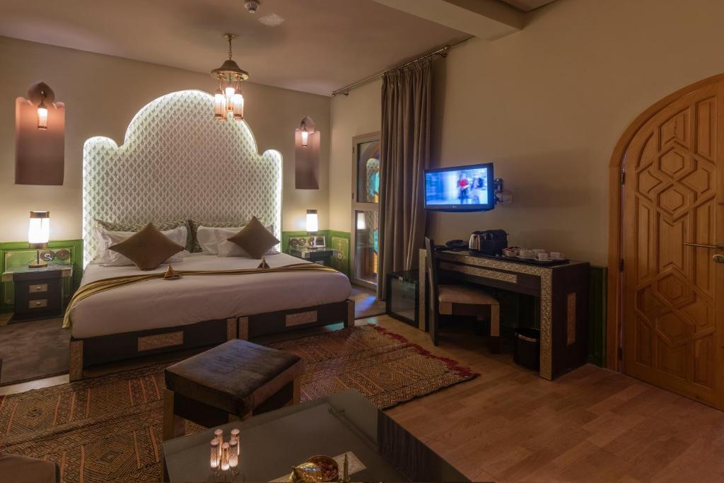 Postel nebo postele na pokoji v ubytování Palais Dar Si Aissa ALL-SUITES