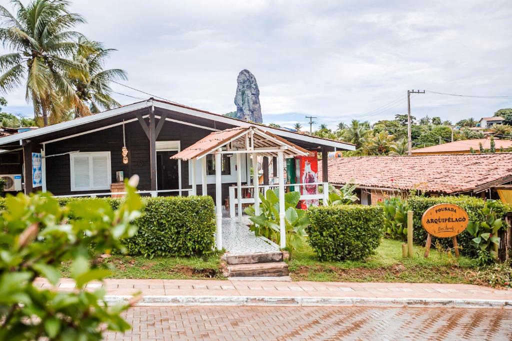 uma casa com um sinal em frente em EcoCharme Pousada Arquipélago em Fernando de Noronha