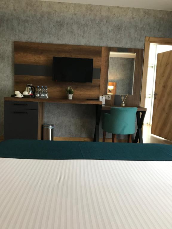 A kitchen or kitchenette at Dedehan Hotel