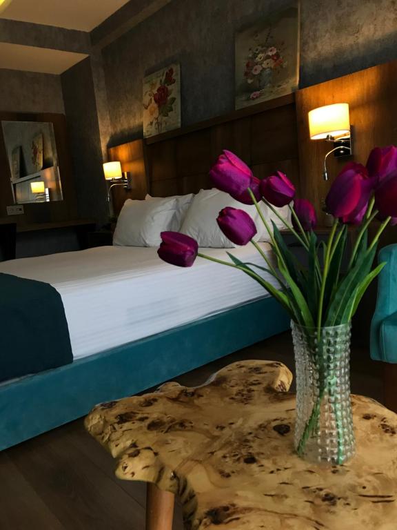 A bed or beds in a room at Dedehan Hotel