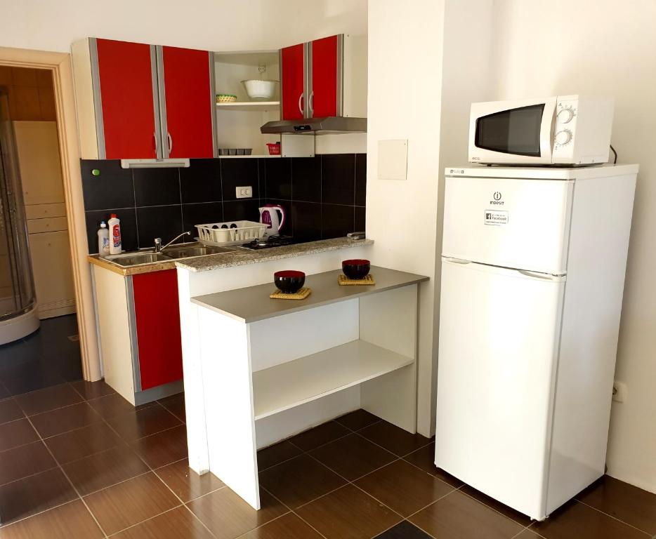 Kuchyň nebo kuchyňský kout v ubytování Apartments Lara