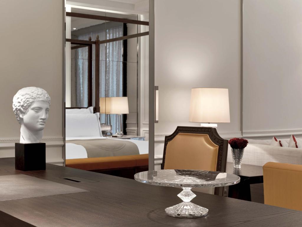 Postel nebo postele na pokoji v ubytování Baccarat Hotel and Residences New York