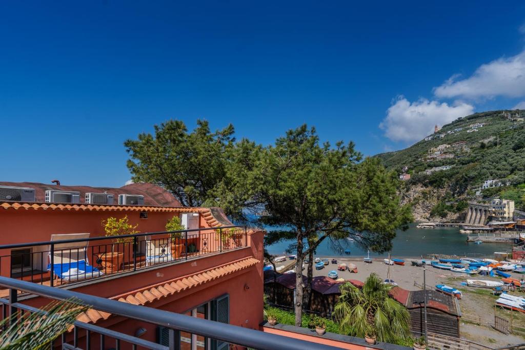 un balcone con vista sull'acqua di un hotel di Domus Le Postali a Vico Equense