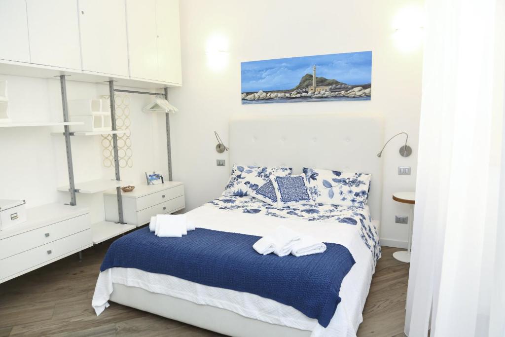 A bed or beds in a room at Casa Blue
