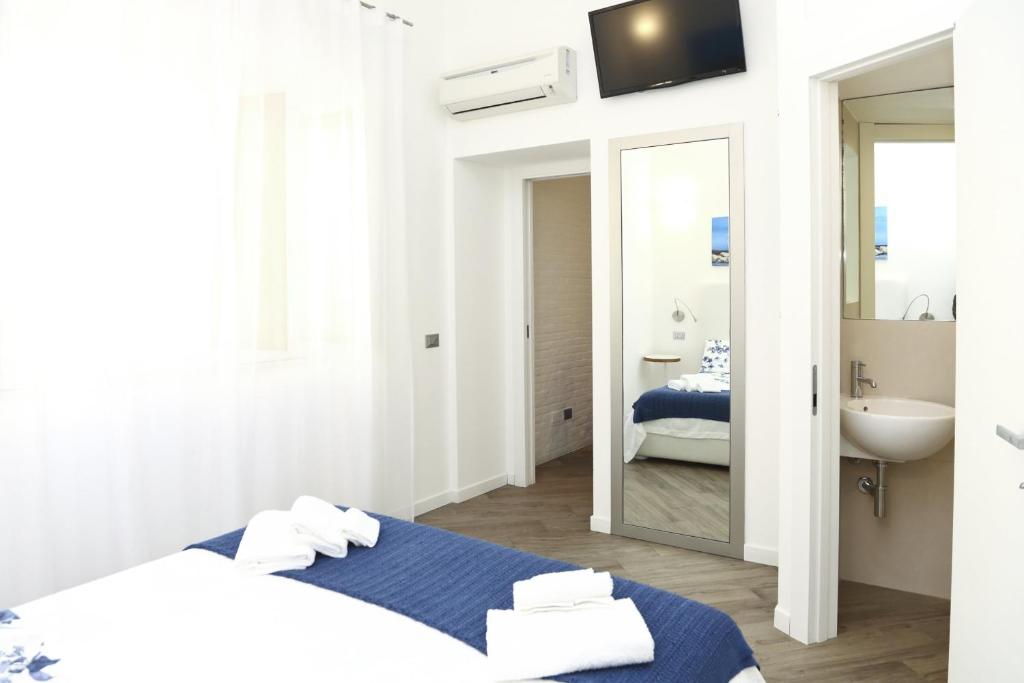 A bed or beds in a room at Casa Blue