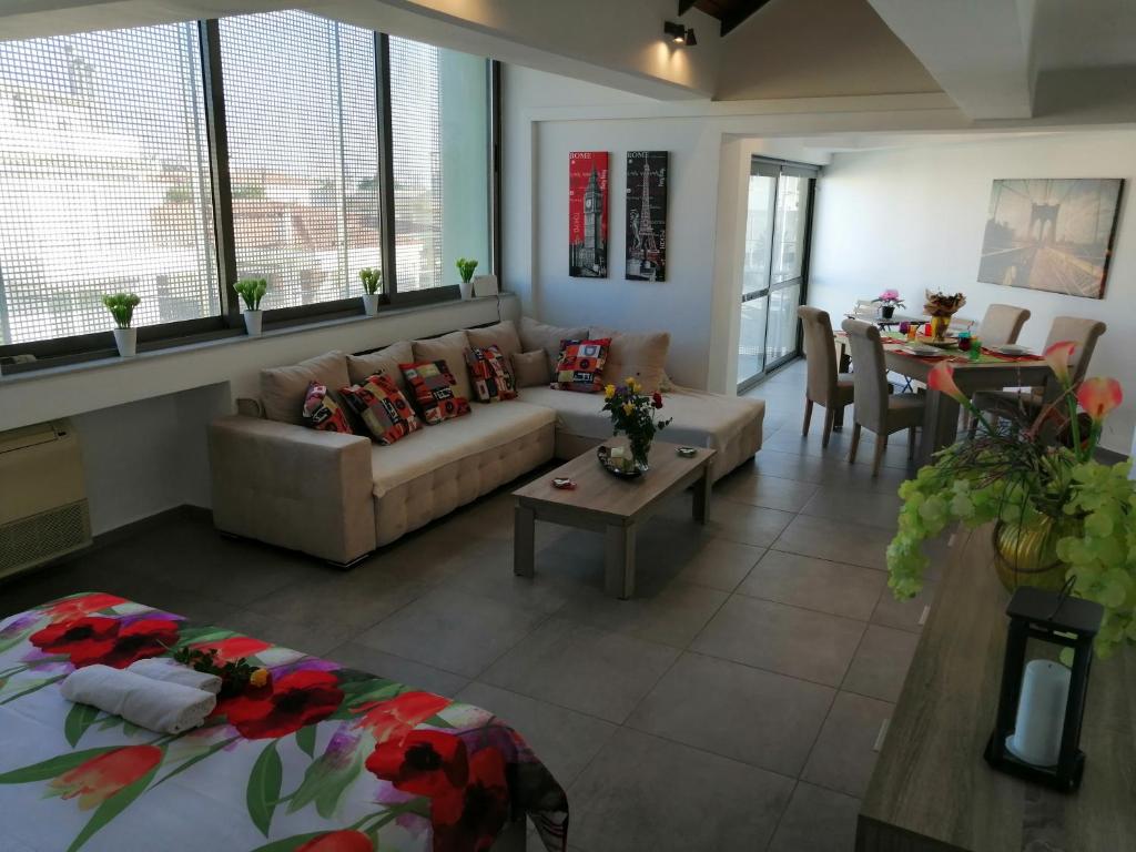 Posezení v ubytování Spacious & Modern Studio Apartment Near the Airport