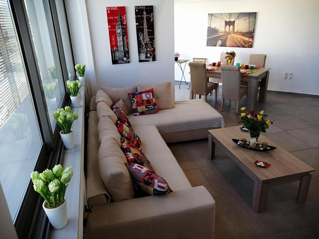 Posezení v ubytování Spacious & Modern Studio Apartment Near the Airport