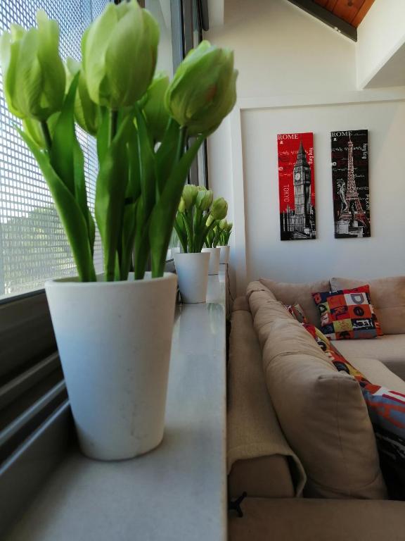 Posezení v ubytování Spacious & Modern Studio Apartment Near the Airport