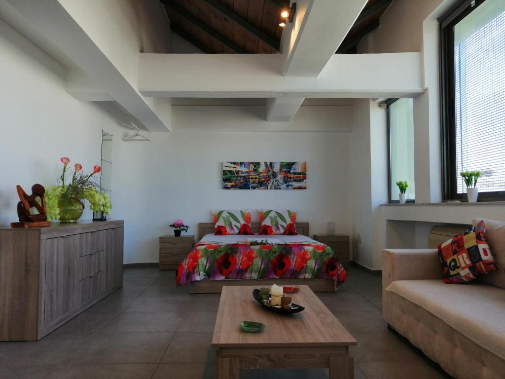 Posezení v ubytování Spacious & Modern Studio Apartment Near the Airport