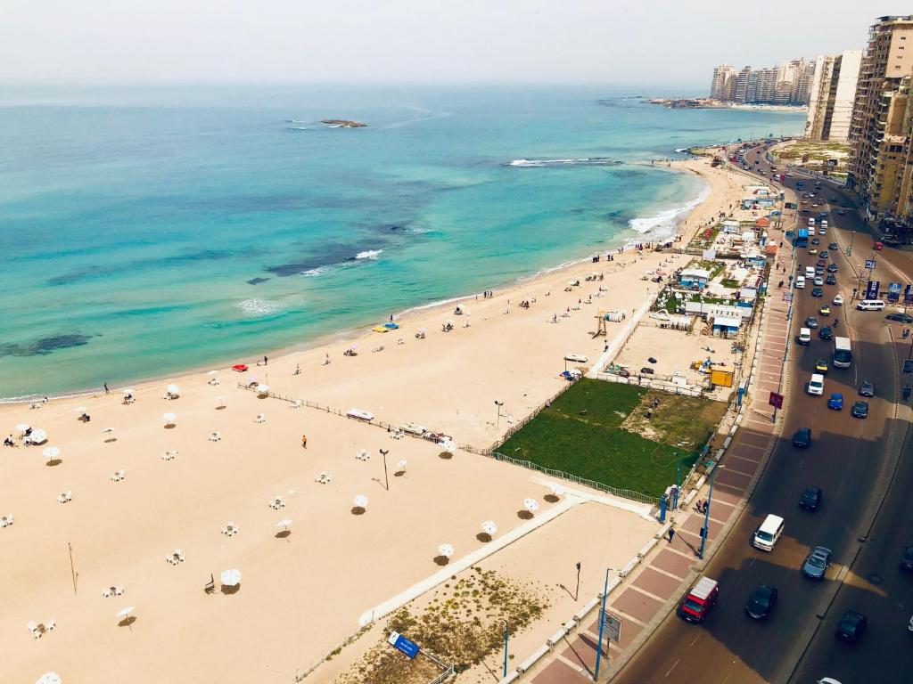 una vista aérea de la playa y del océano en Toscanini Apartament اول صف مباشره, en Alejandría