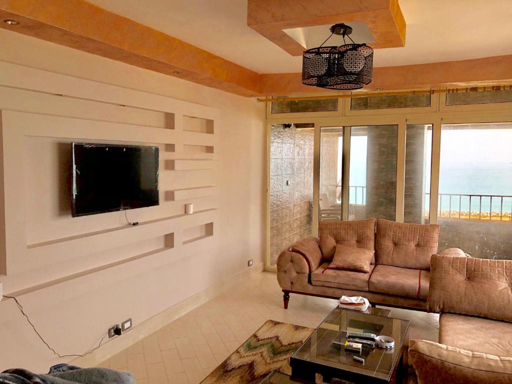 TV a/nebo společenská místnost v ubytování Toscanini Apartament اول صف مباشره