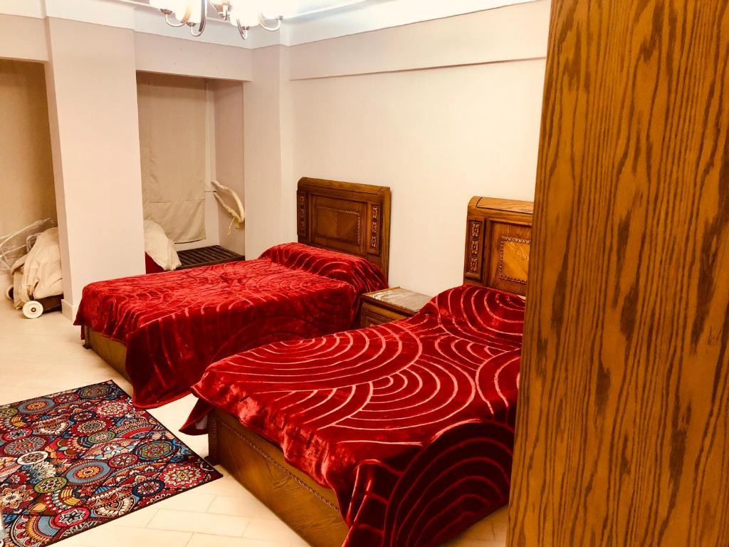 Postel nebo postele na pokoji v ubytování Toscanini Apartament اول صف مباشره