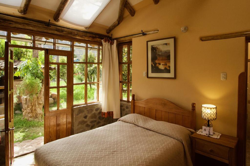 1 dormitorio con cama y ventana en Casa De Aida, en Calca