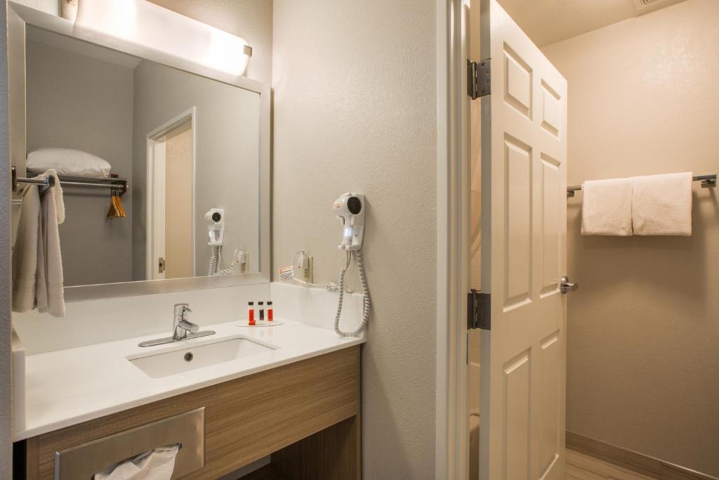 Baymont by Wyndham Albuquerque Airport photo