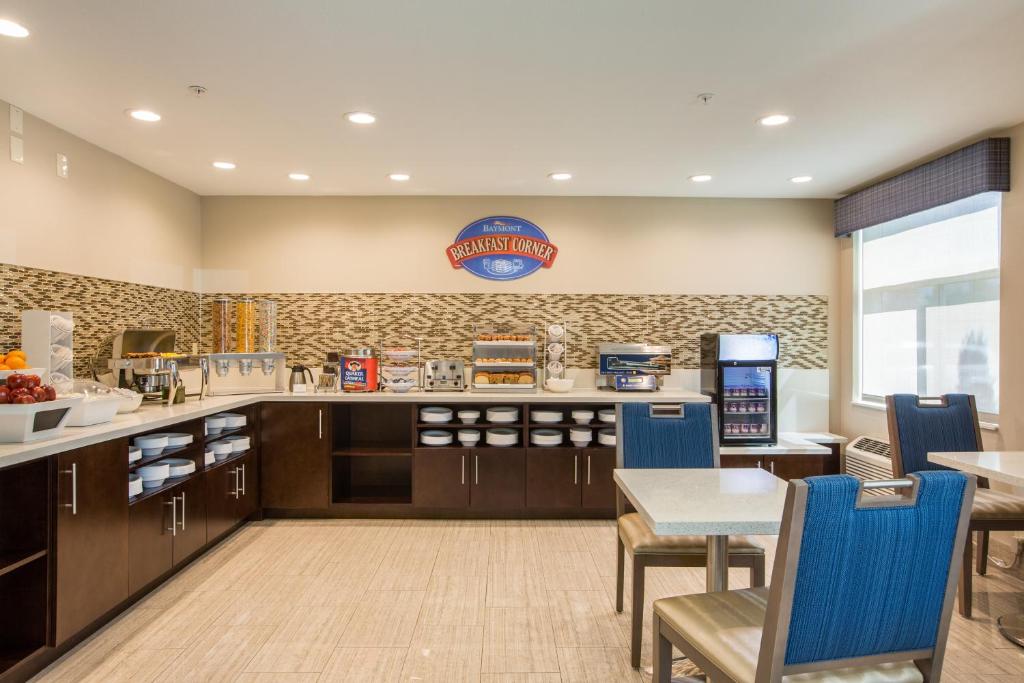 Baymont by Wyndham Albuquerque Airport photo