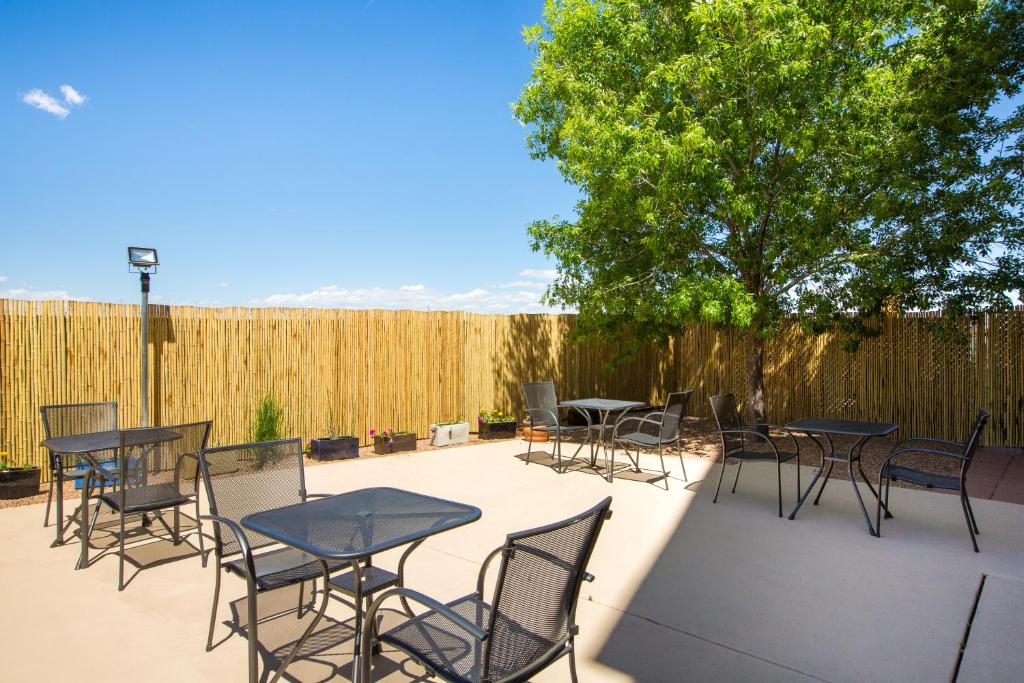 Baymont by Wyndham Albuquerque Airport photo
