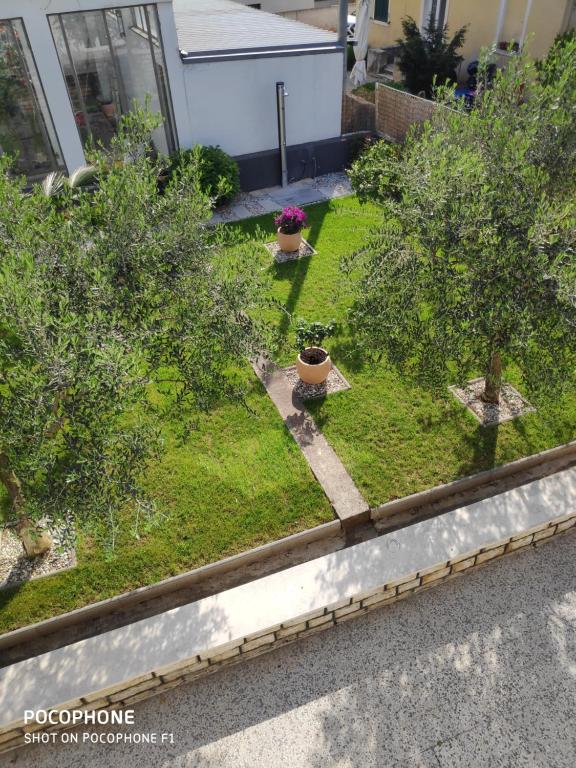 Vonkajšia záhrada v ubytovaní Apartman Nia
