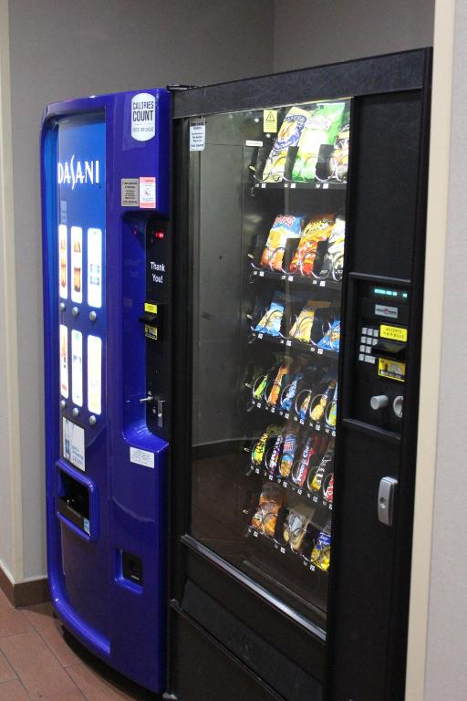 ブルックリンにあるThe Vue Inn Brooklynのドリンクの自動販売機