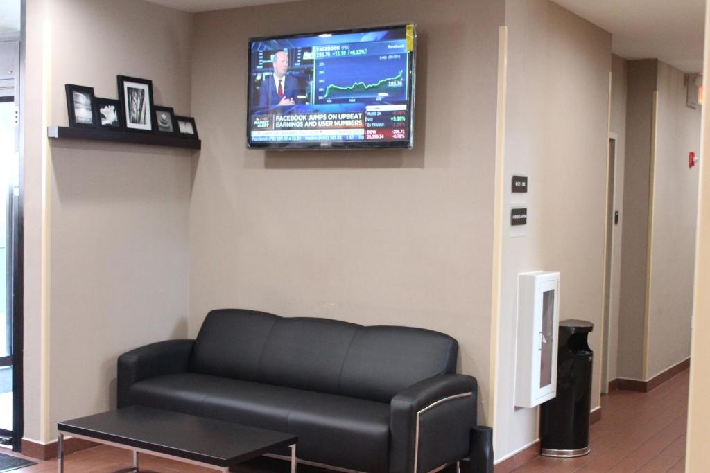 The Vue Inn Brooklynにあるテレビまたはエンターテインメントセンター